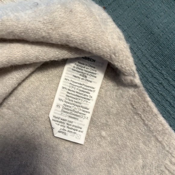 Cream colored Madewell v-neck sweater size xs - Picture 2 of 5